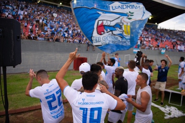 Foto: Marcos Zanutto/AGIF -Jogadores do Londrina comemoram vitória ao final da partida contra o Vasco em 2021