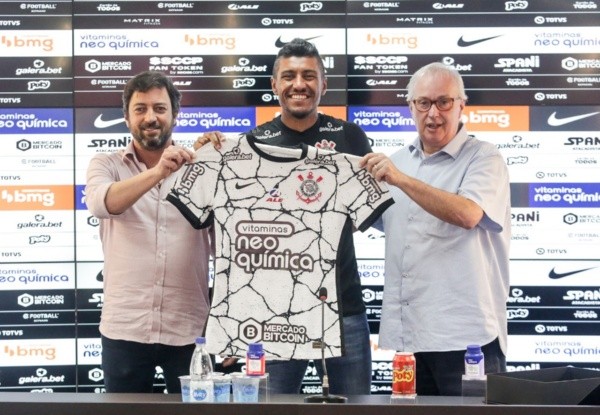 Foto: (@Corinthians/Rodrigo Coca/Ag. Corinthians/Divulgação) - Paulinho, ao lado de Duílio Monteiro Alves e Roberto de Andrade