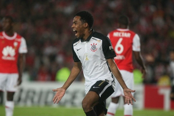 Foto:Ivan Valencia/Vizzor/LatinContent via Getty Images – Elias conhece R9 dos tempos de Corinthians e pode assumir posto agora na Raposa