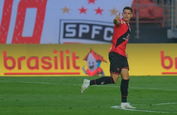 Foto: Marcello Zambrana/AGIF -Matheus Barbosa em ação pelo Atlético-GO