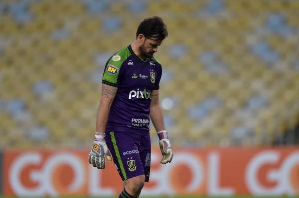Foto: (Thiago Ribeiro/AGIF) - Matheus Cavichioli, goleiro do América, precisá passar por um procedimento cirúrgico no coração