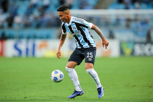 Foto: Pedro H. Tesch/AGIF – Jhonata Robert em ação pelo Grêmio