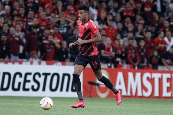 Foto: Gabriel Machado/AGIF – Bambu em ação pelo Furacão