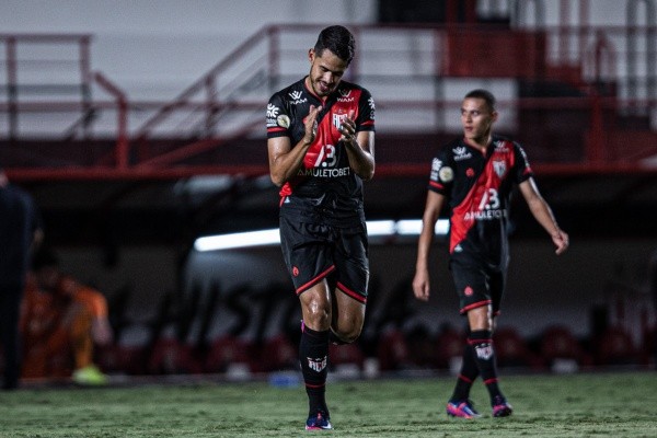 Foto: (Heber Gomes/AGIF) - Especulado no Cruzeiro, Oliveira disputou 31 jogos pelo Atlético-GO na última temporada e marcou dois gols