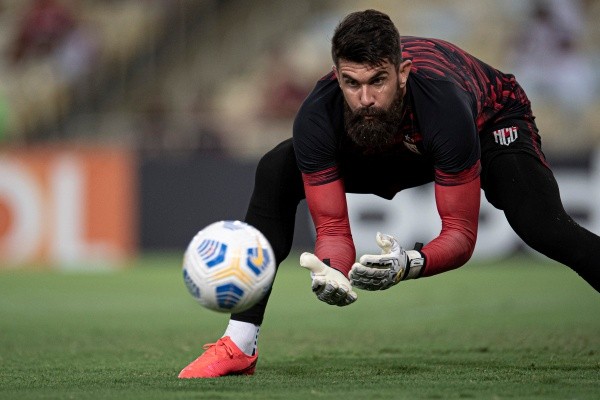 Foto: Jorge Rodrigues/AGIF – Fernando Miguel em ação pelo Atlético-GO