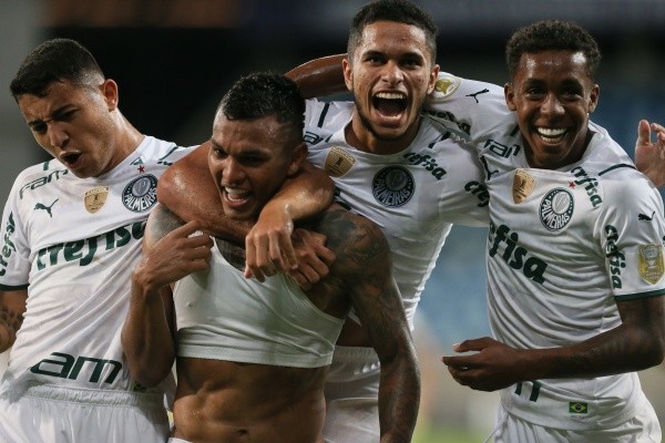 Foto: Gil Gomes/AGIF – Gabriel Veroncomemora seu gol com jogadores do seu time durante partida contra o Cuiabá