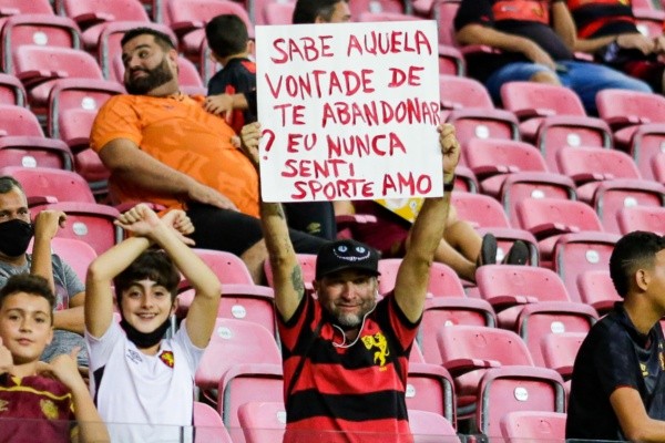 Foto: (Rafael Vieira/AGIF) - Torcedores do Sport seguem demonstrando que estão dispostos a ajudar o Leão a se reerguer