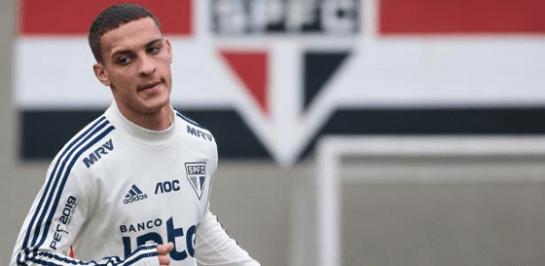 Antony se tornou titular da equipe em 2019 ainda com Cuca (Foto: Marcello Zambrana/AGIF) Antony se tornou titular da equipe em 2019 ainda com Cuca (Foto: Marcello Zambrana/AGIF)