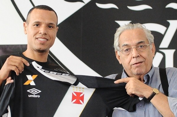 Eurico Miranda apresentando Luis Fabiano (Foto: Armando Paiva/AGIF)