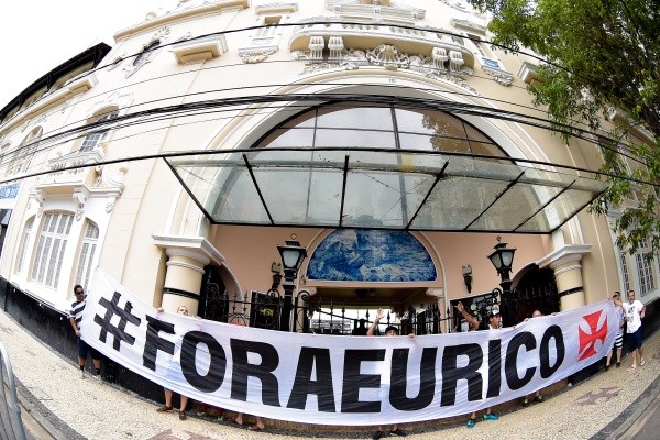 Torcedores protestam conta o presidente do Vasco Eurico Miranda, em Sao Januario, Zona Norte do Rio de Janeiro, em 2018. Foto: Thiago Ribeiro/AGIF
