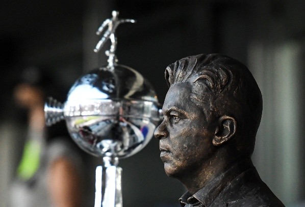 Foto: Marcelo Endelli/Getty Images | Detalhe da estátua do treinador Marcelo Gallardo do River Plate é exibido ao lado da réplica do troféu Libertadores nas arquibancadas antes das comemorações da Copa Eterna