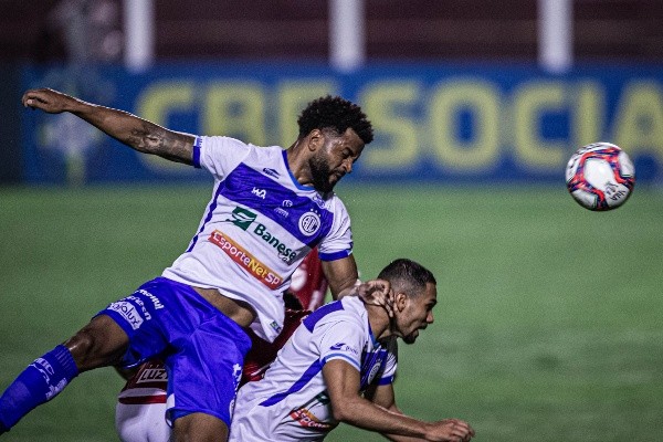 Foto: (Heber Gomes/AGIF) - Nirley disputou 32 partidas pelo Confiança na última Série B, marcou três gols e acumulou uma média de quatro cortes por jogo