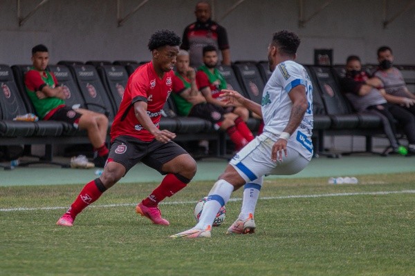 Foto: (Volmer Perez/AGIF) - Caio Rangel, ex-Brasil de Pelotas, sofreu um trauma na região lombar e está afastado pelo departamento médico da Chapecoense
