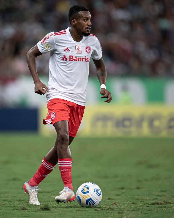 Foto: Jorge Rodrigues/AGIF – Edenílson é nome antigo no radar do Atlético