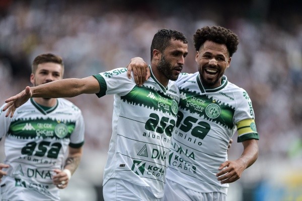 Foto: Thiago Ribeiro/AGIF -Ronaldo Alves jogador do Guarani comemora seu gol com Bruno Silva