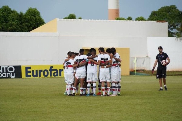 Foto: (Site Oficial Santa Cruz/Fernando Vieira Sá) - Na Copa São Paulo, o Santa Cruz caiu o Grêmio na segunda da competição