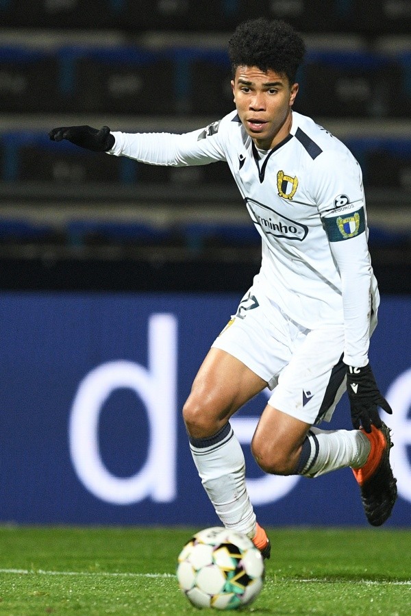 Assunção: Em ação pelo Famalicão (Foto: Octavio Passos/Getty Images)