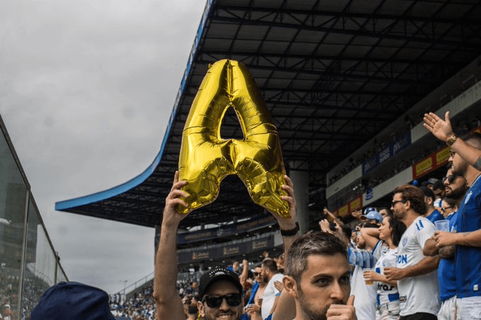Laysa Silva/ @AvaiFC - Torcida do Avaí festejando o acesso à Série A