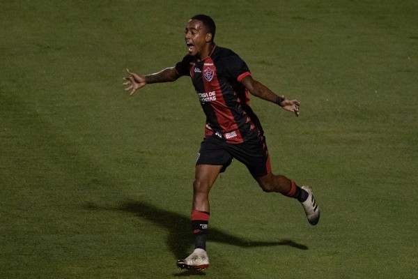 Foto: Rebeca Reis/AGIF – Mateusinho em ação pelo Vitória