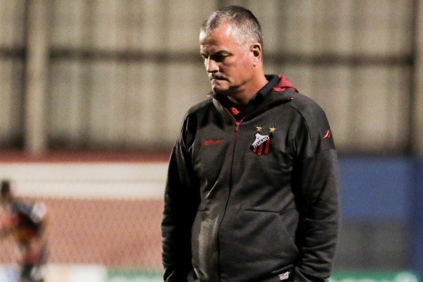 Foto: Robson Mafra/AGIF – Neto Berola, treinador do Ituano