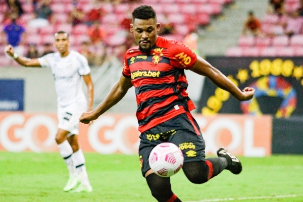 Foto: (Rafael Vieira/AGIF) - Em 2021, Sabino disputou 37 partidas pelo Sport, terminando o ano como um dos pilares defensivos