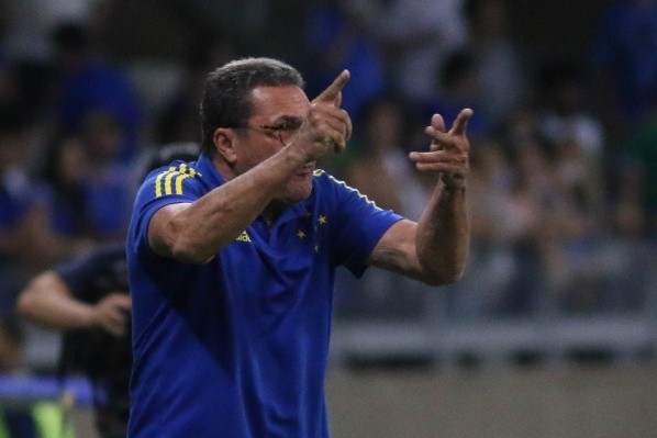 Foto: Fernando Moreno/AGIF – Luxa destacou que não recebeu uma ligação dos dirigentes da Raposa