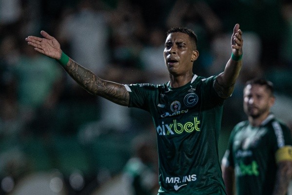 Foto: (Heber Gomes/AGIF) - Alef Manga, ex-Goiás, contraiu Covid-19 e não poderá estrear com a camisa do Coritiba neste sábado (22)