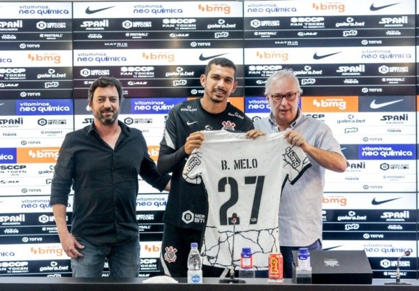 Foto: (Twitter Oficial Corinthians/Rodrigo Coca/Ag. Corinthians) - Bruno Melo vestirá a camisa 27 do Corinthians Foto: (Twitter Oficial Corinthians/Rodrigo Coca/Ag. Corinthians) - Bruno Melo vestirá a camisa 27 do Corinthians