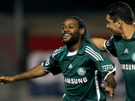Vagner Love com a camisa do Palmeiras (Foto: Divulgação/Palmeiras)