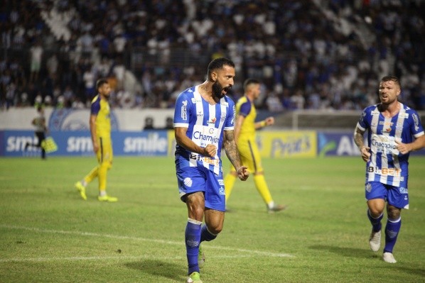 Foto: (Flickr Oficial CSA/Morgana Oliveira/CSA) - Rodrigo Rodrigues comemora seu gol na vitória do CSA na estreia do Alagoano
