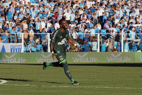 Foto: (Cristiano Andujar/AGIF) - Luiz Antônio comemora seu gol pela Chapecoense contra o Avaí, na final do Campeonato Catarinense de 2017