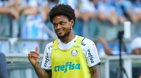 Luiz Adriano com a camisa do Palmeiras (Foto: Pedro H. Tesch/AGIF)