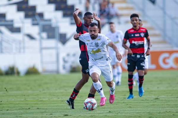 Foto: Diogo Reis/AGIF – Moisés em ação pela Ponte Preta