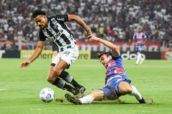 Foto: Kely Pereira/AGIF – Gabriel Dias em ação pelo Ceará