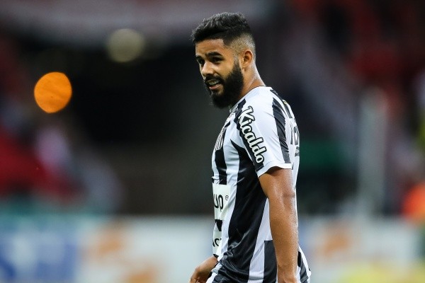 Foto: (Pedro H. Tesch/AGIF) - Felipe Jonatan é o único lateral-esquerdo de origem do Santos Foto: (Pedro H. Tesch/AGIF) - Felipe Jonatan é o único lateral-esquerdo de origem do Santos