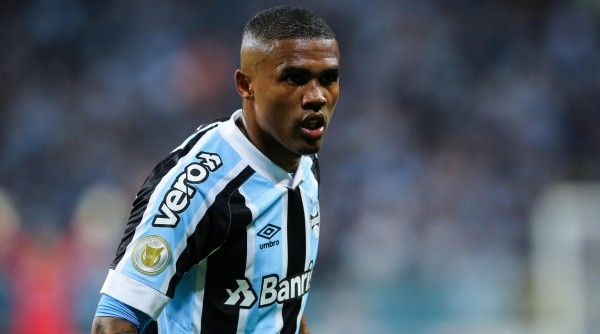 Douglas Costa não deve ficar no Grêmio (Foto: Pedro H. Tesch/AGIF)