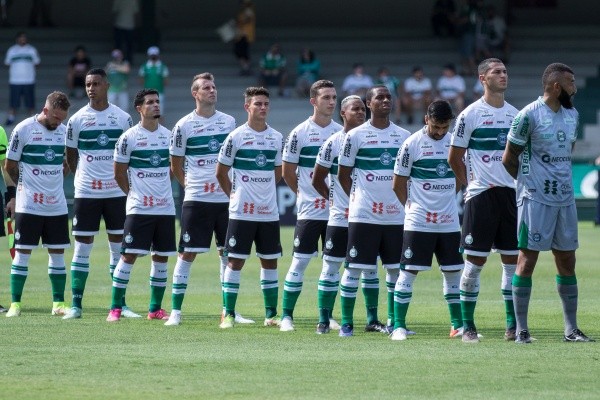 Foto: (Robson Mafra/AGIF) - A primeira escalação do Coritiba em 2022 foi alvo de críticas