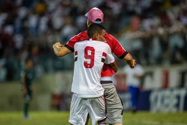 Foto: (Diogo Reis/AGIF) - Os próprios jogadores do São Paulo precisaram conter os torcedores invasores
