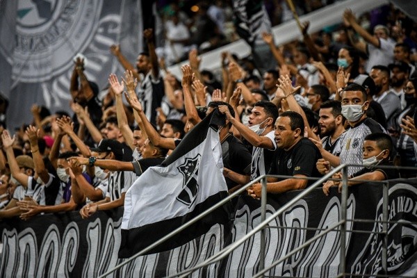 Foto: Kely Pereira/AGIF -Torcida do Ceará durante partida contra América-MG