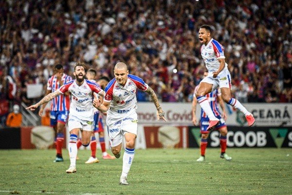 Foto: Kely Pereira/AGIF – Wellington Paulista em ação pelo Fortaleza