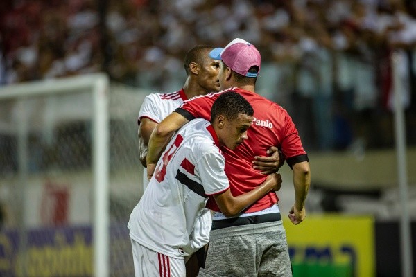 Foto: (Diogo Reis/AGIF) - Dentro de campo, jogadores do São Paulo precisaram conter os invasores