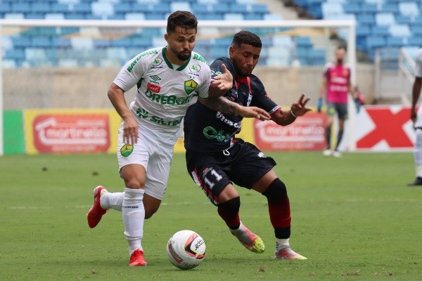 Alesson em ação pelo Cuiabá na estreia do Estadual (Foto: AssCom Dourado)