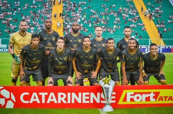 R.Pierre/AGIF/ Figueirense em campo pelo estadual. 