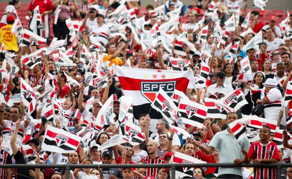 Getty Images - Torcedores são-paulinos devem lotar o Morumbi nopróximo domingo Getty Images - Torcedores são-paulinos devem lotar o Morumbi nopróximo domingo