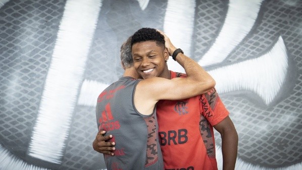 Foto: Twitter Oficial CR Flamengo/Gabriel Nufferr | Matheus França recebe abraço do Mister