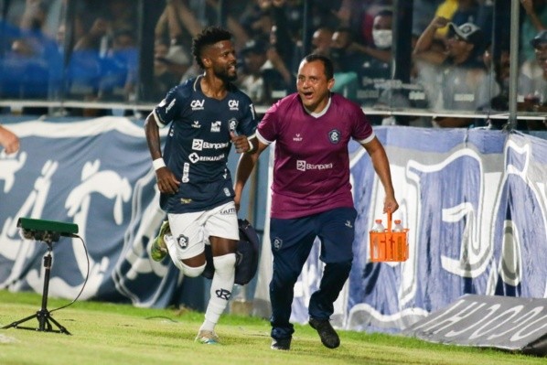 Foto: (Fernando Torres/AGIF) - Erick Flores é o mais cotado para substituir Gedoz no meio-campo do Remo