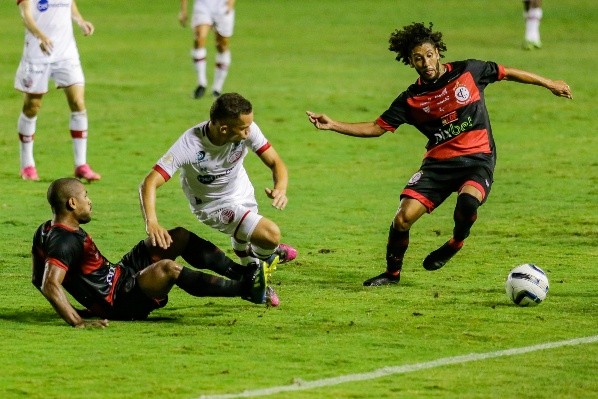 Foto: Rafael Vieira/AGIF -Kayon jogador do Náutico disputa lance com Filipinho jogador do Campinense durante partida no estádio Aflitos