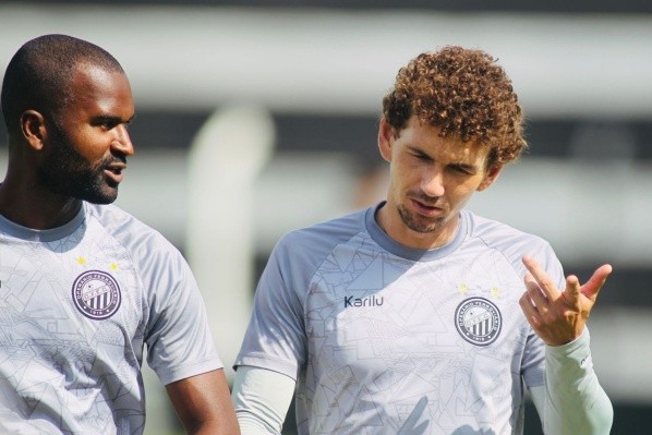 Foto: (Twitter Oficial Operário Ferroviário/André Jonsson/OFEC/Divulgação) - Fabiano, à direita, deve ser uma das novidades do Operário 