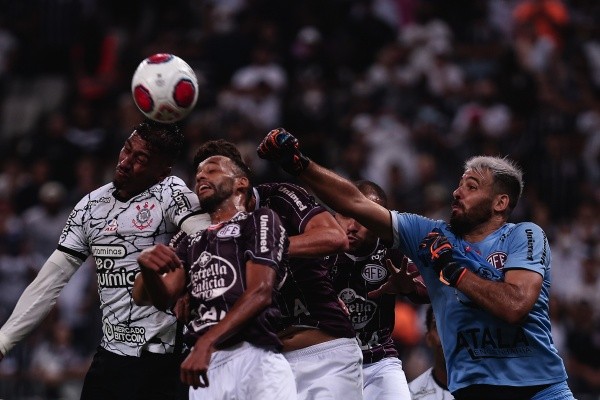 Foto: (Ettore Chiereguini/AGIF) - Saulo realizou seis defesas contra o Corinthians, ajudando a Ferroviária a segurar o empate fora de casa