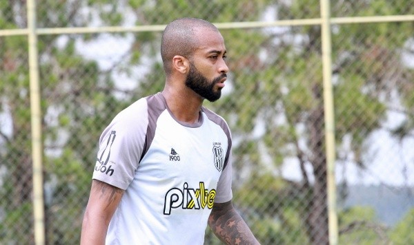 Foto: (Flickr Oficial Ponte Preta/Diego Almeida/PontePress) - O meia Wesley deve pintar na formação inicial da Macaca